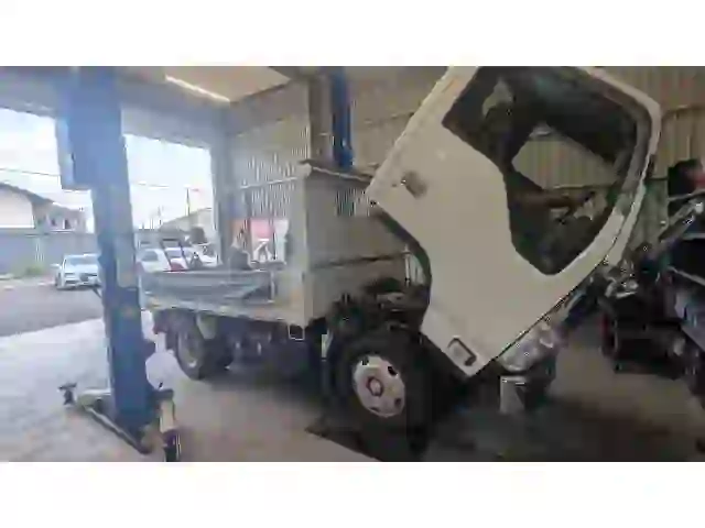 Isuzu Elf 2‑Ton Oil Filter Replacement: DL‑1 and 5W‑30, Done Right