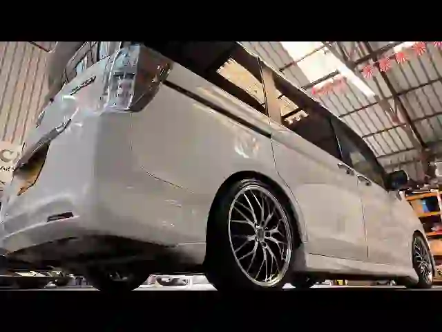 19‑inch Wheels Take Center Stage on the 2013 Honda Step Wagon Sparta Zool Spirit Review