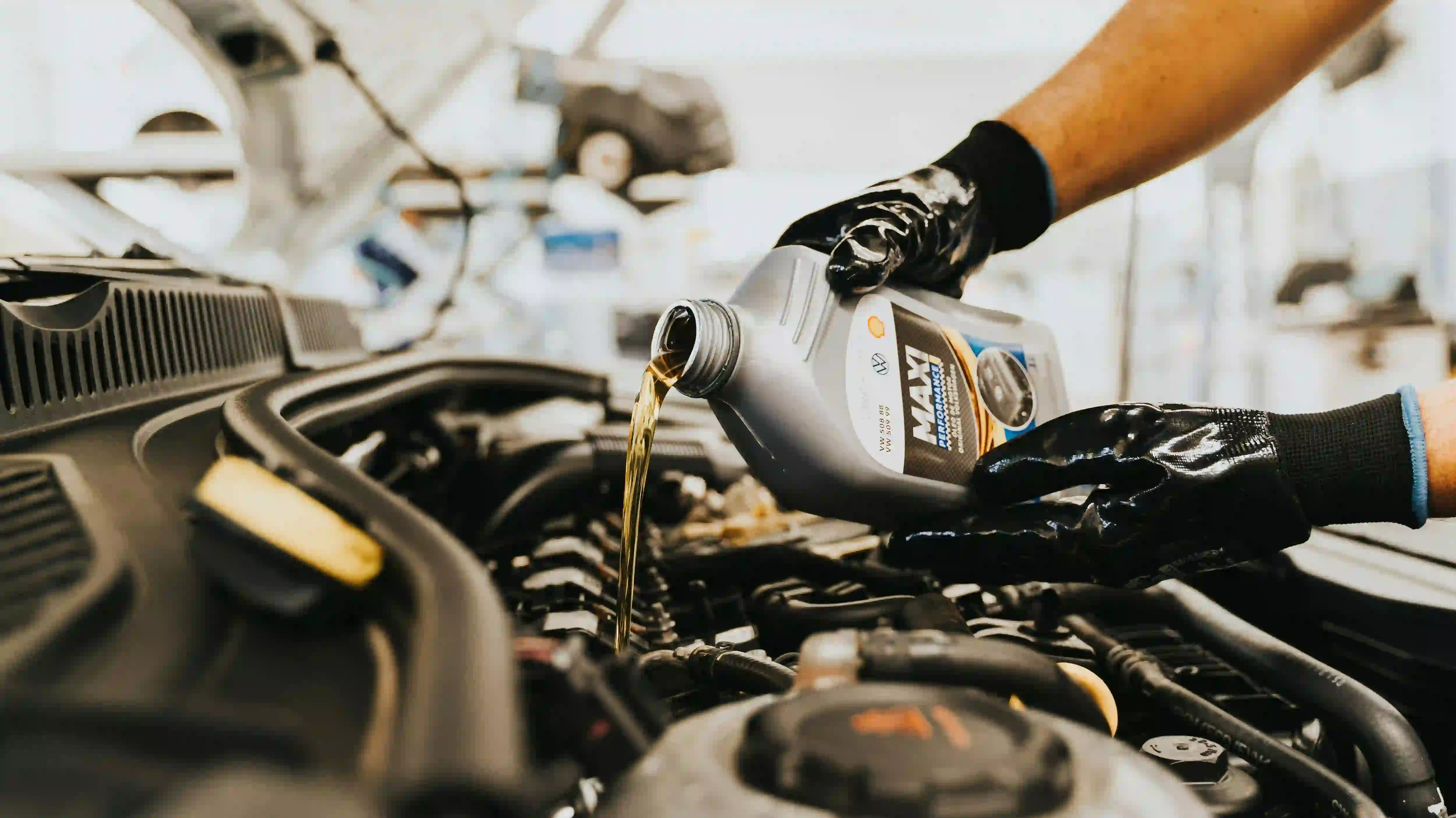 Engine Oil Shortage from Middle East Conflict Drives Auto Industry to Emergency Alternatives