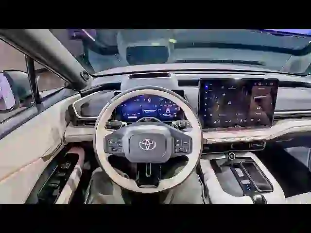 Toyota Launches All‑Electric Highlander SUV, Surpasses 300‑Mile Range